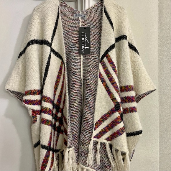 LAST DAY! Price drop! 💵 NWT Women’s sz S cream poncho style with fringe - Picture 4 of 5